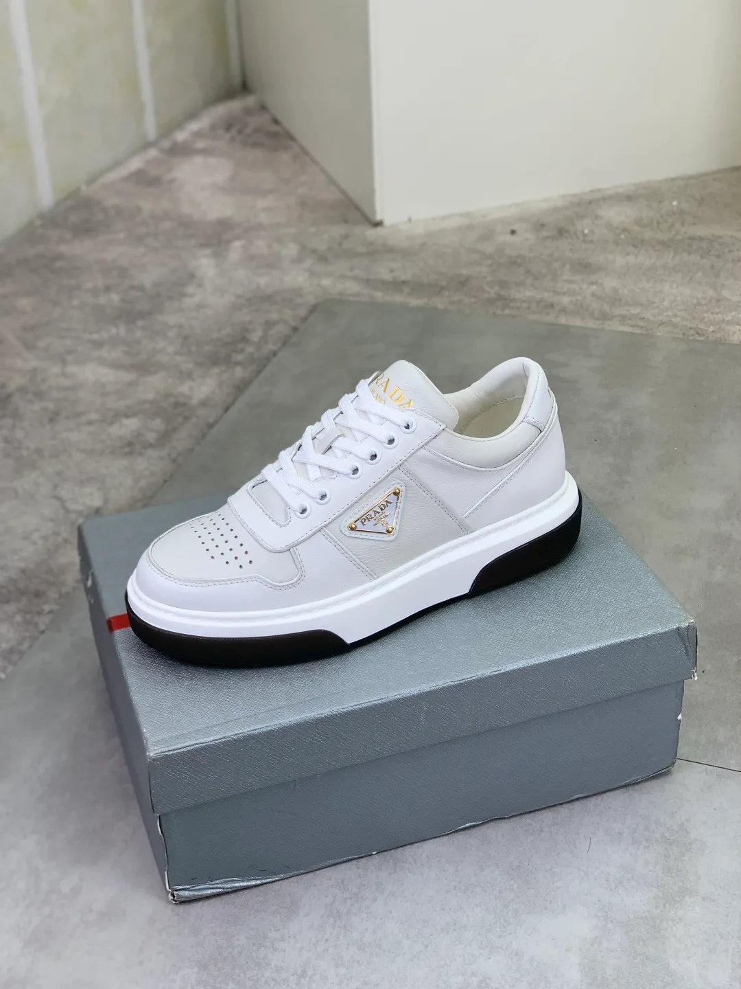 Men's shoes P560 💰 [New style] popular models are on the official website, 🆘 The trendy brand (Prada) mainly promotes popular models, avant-garde and versatile fashionable men's shoes private version mold opening, cowhide surface splicing 1:1.. Fashionable and simple, original imported cowhide lining cowhide feet; the atmosphere and personality are more fashionable, eye-catching and pursuing class. It will subvert the old ideas and be a must-have for fashionistas who want to spend time with you! Must keep it! Tall and comfortable, large and low, high-end quality workmanship. Code number: 38-44 (45 customized) black and white optional.